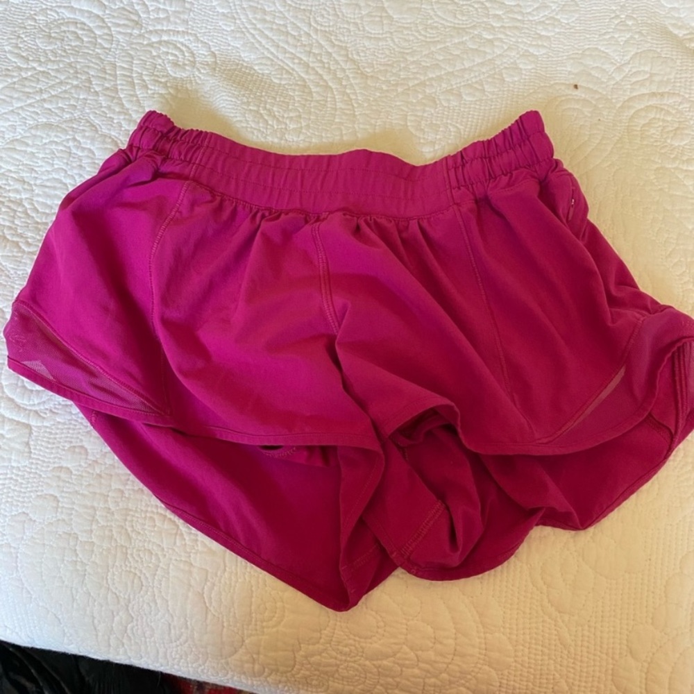 Lululemon 2.5 inch hotty hot shorts!